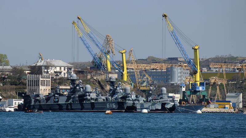 Kiew: Russisches Kriegsschiff bei Drohnenattacke versenkt Schiffe der russischen Schwarzmeerflotte in einer der Buchten von Sewastopol (Archivbild von 2014).