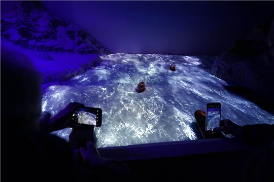 Schiffe fahren durch ein Gewitter auf der Drake Passage in der Antarktis im neuen Abschnitt Patagonien und Argentinien im Miniatur Wunderland.  Foto: Marcus Brandt/dpa