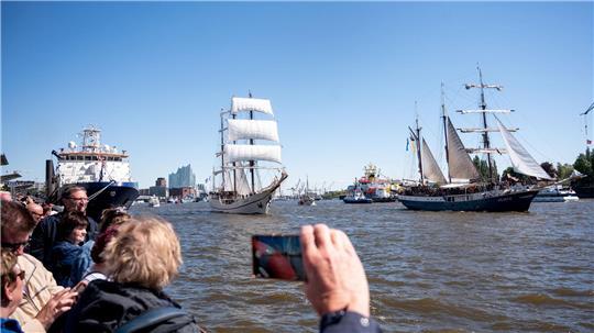 Schiffe fahren während der Einlaufparade zum Hamburger Hafengeburtstag auf der Elbe