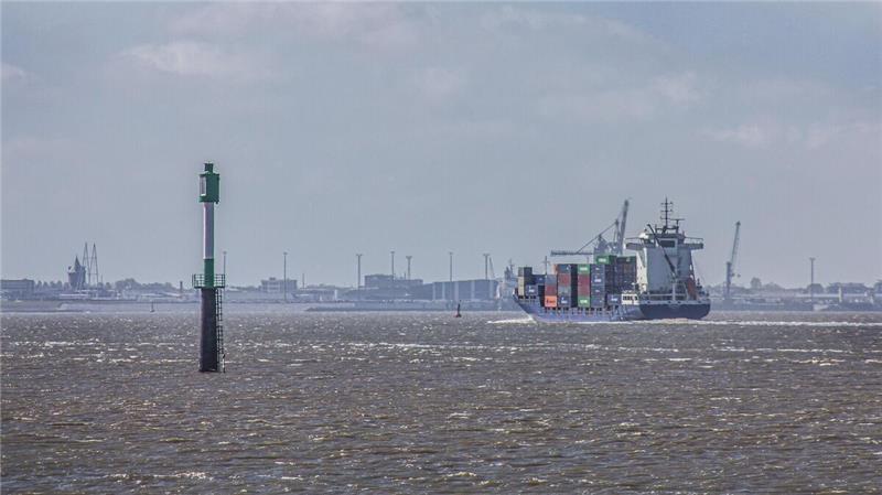 Schiffe gibt es bei der Fahrradtour entlang der Elbe von Cuxhaven nach Otterndorf jede Menge zu sehen. Foto: Friedrichs