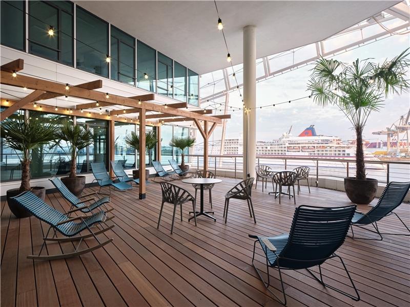 Schiffe gucken bei der Arbeit: der Sun-Deck-Bereich im New-Work-Hauptquartier in der Hafencity. Fotos: New Work SE