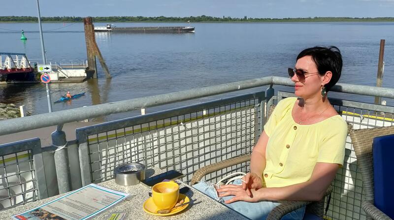 Schiffe gucken bei einer Tasse Kaffee: Von der Elbblick-Terrasse aus genießt Angela Melcher den Blick aufs Wasser.