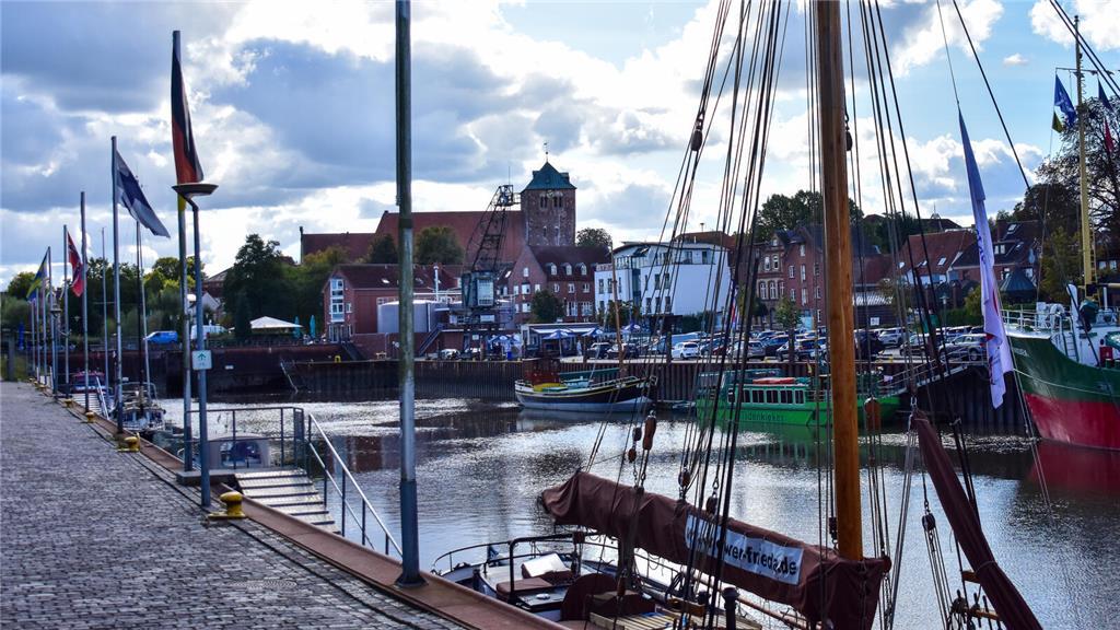 Schiffe gucken im Stadthafen.