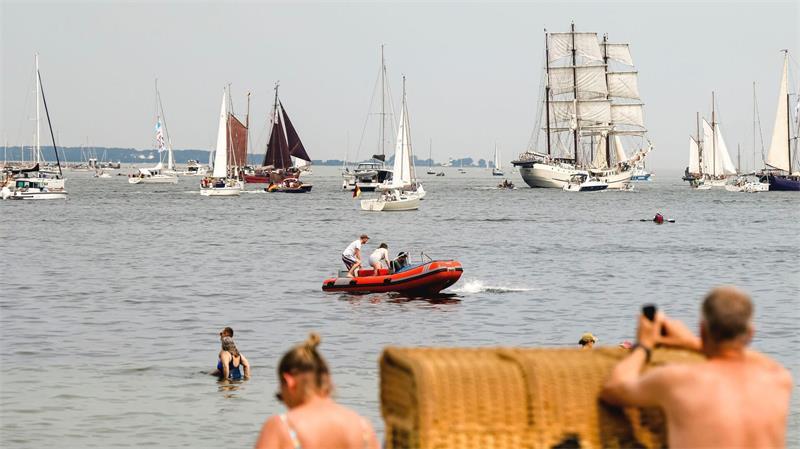 Schiffe gucken in Badehose - das ging in Kiel besonders gut.