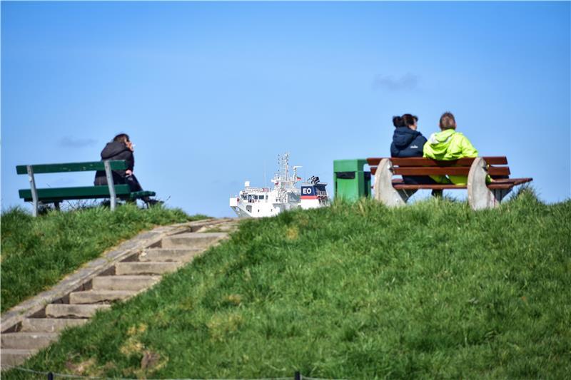 Schiffe und auf die Elbe gucken: Einer der Gründe, warum sich Menschen am Lühe-Anleger eine Auszeit nehmen.