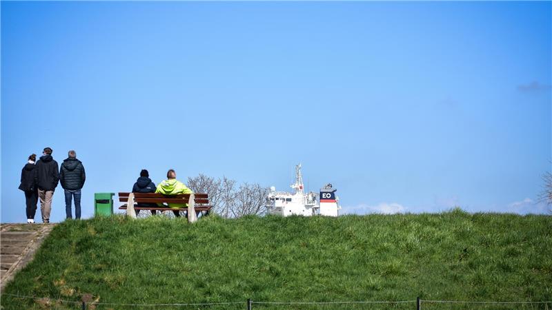 Schiffe und auf die Elbe gucken: Einer der Gründe, warum sich Menschen am Lühe-Anleger eine Auszeit nehmen.