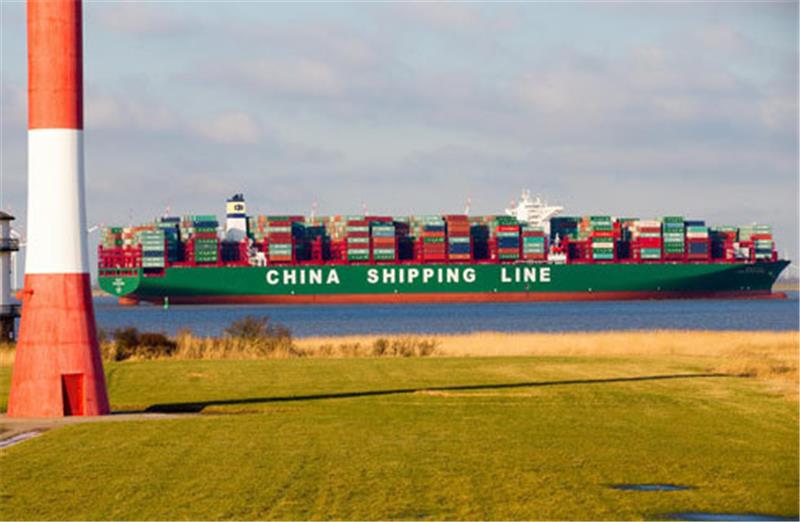 Schiffe wie die „Pacific Ocean“ (hier vor Balje) aus der Reihe des CSCL-Globe-Typs fahren längst auf der Elbe; es gehört mit fast 400 Metern Länge, knapp 59 Metern Breite und 19 000 TEU zu den größten Containerschiffen.