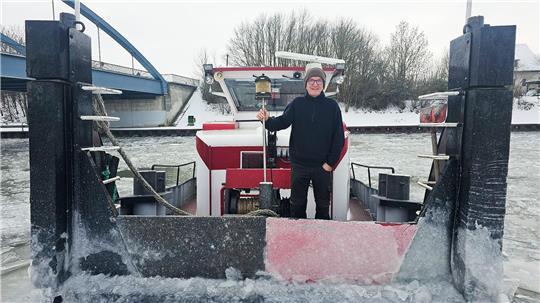 Schiffsführer Carsten Kling steht auf dem Eisbrecher „Paula“ auf dem Mittellandkanal.
