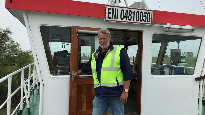 Schiffsführer und Nautischer Direktor: Wolfgang Kilian auf der Brücke der FRS-Elbfähre.