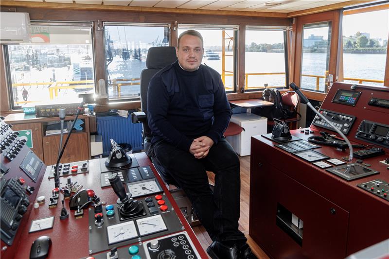 Schiffskapitän Maik Pazola sitzt im Steuerstand seiner Fähre "Altenwerder".