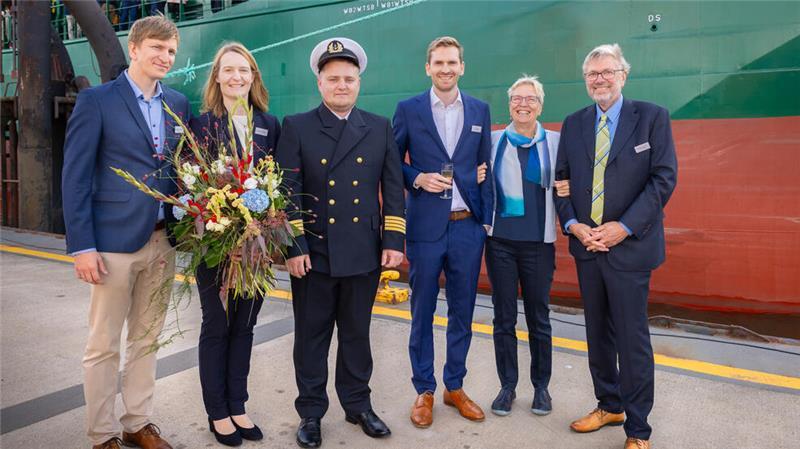 Schiffstaufe an der Überseebrücke (von links): Dr. Henrik tom Wörden, Taufpatin Kathrin tom Wörden, Kapitän Gennadiy Markov, Simon tom Wörden, Antje tom Wörden und Klaus tom Wörden.