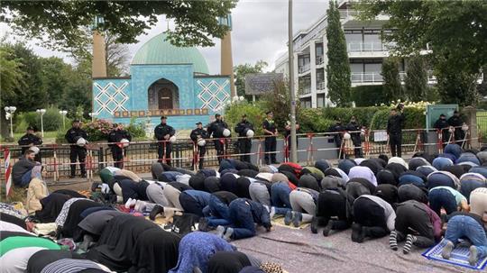 Schiitische Gläubige beten das Freitagsgebet vor der geschlossenen Blauen Moschee an der Alster in Hamburg.