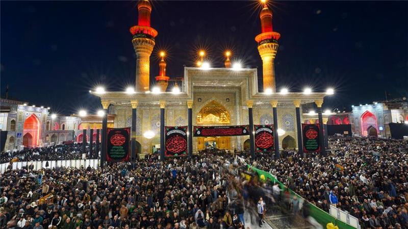 Schiitische Gläubige versammeln sich am goldenen Kuppelschrein von Imam Moussa al-Kazim, der Ende des achten Jahrhunderts starb, während der jährlichen Gedenkfeier zum Tod des Imams.