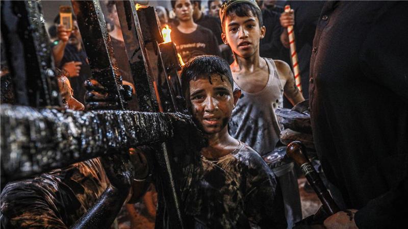 Schiitische Muslime führen in Nadschaf im Irak während einer religiösen Prozession vor dem Aschura-Tag, dem zehnten Tag des heiligen Monats Muharram, Trauerrituale durch.