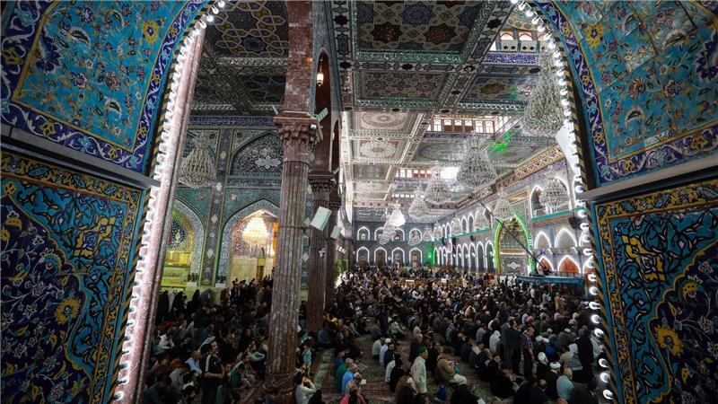 Schiitische Muslime verrichten ihre Gebete am Schrein von Imam Hussein in Karbala im Irak.