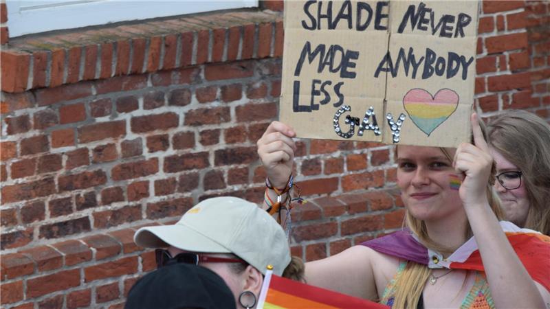 Queeres Stade nimmt Koalitionsvertrag kritisch unter die Lupe Schild beim Stader CSD mit dem Refrain eines Songs von Popstar Taylor Swift: Übersetzt heißt es: „Jemanden runterzuziehen, hat noch nie jemanden weniger schwul gemacht.“