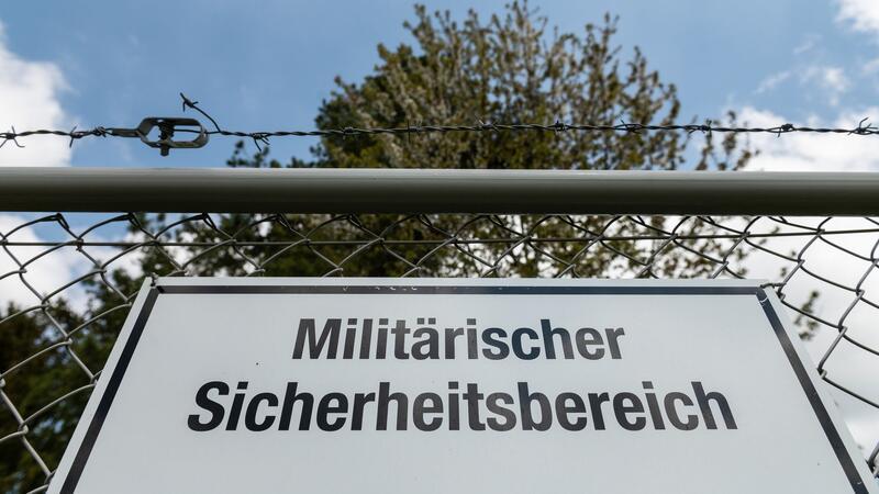 Drohne bei Erding abgestürzt Schild mit der Aufschrift „Militärischer Sicherheitsbereich“.