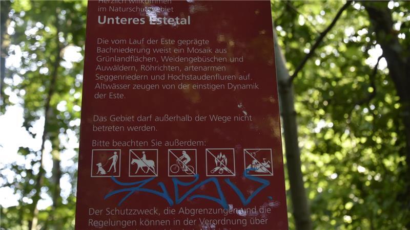 Schilder an den Wegen verweisen auf die Ge- und Verbote im Wald.