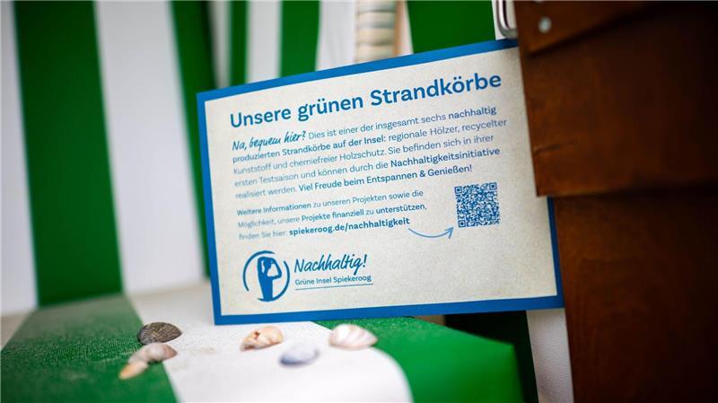Schilder erklären, was es mit den „grünen Strandkörben“ auf sich hat. 