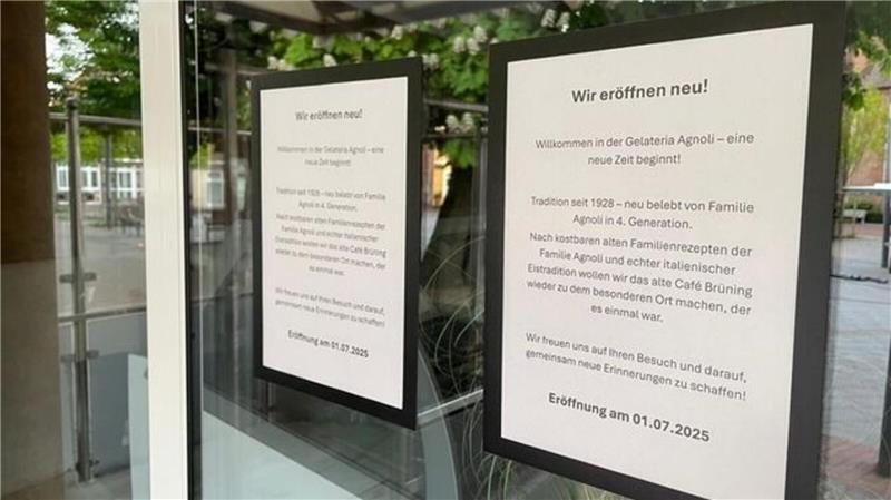 Schilder in den Fenstern des alten Cafés Brüning weisen auf die bevorstehende Neueröffnung der Gelateria Agnoli hin.