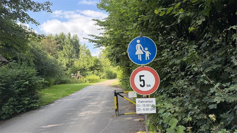 Schilder in grüner Idylle: Am Eingang zum Campingplatz steht der Hinweis auf die Ruhezeiten mittags und nachts.