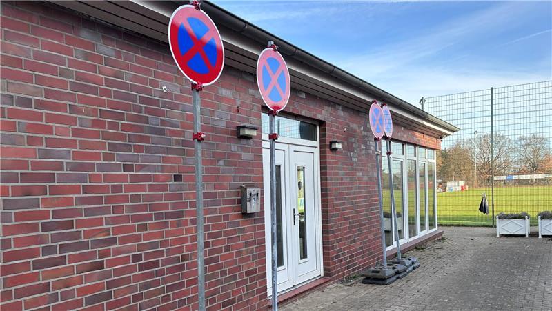 Schilder stehen bereit: 200 Zuschauer sind erlaubt, auch das Parken müssen die Altländer bei Punktspielen am Striep in Steinkirchen regeln.