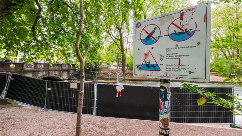 Nach Tod einer Surferin: Wasser am Eisbach wird abgesenkt Schilder warnen vor der Gefahr an der Welle.