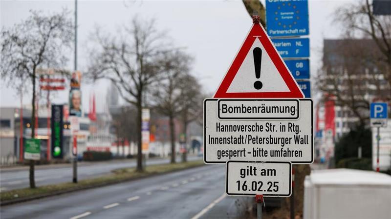 Schilder weisen auf das Sperrgebiet hin. 