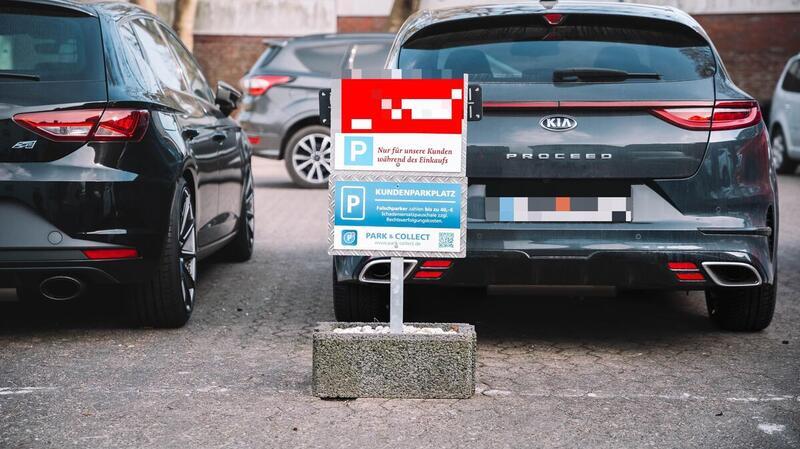 141 Euro für fünf Minuten parken: Arztbesuch wird zu teurem Vergnügen Schilder weisen auf dem Parkplatz darauf hin: Hier dürfen nur Kunden parken.