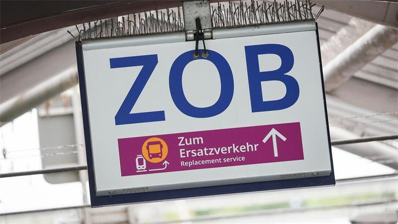 Stellwerksarbeiten legen Lübecker Hauptbahnhof lahm Schilder weisen den Weg.