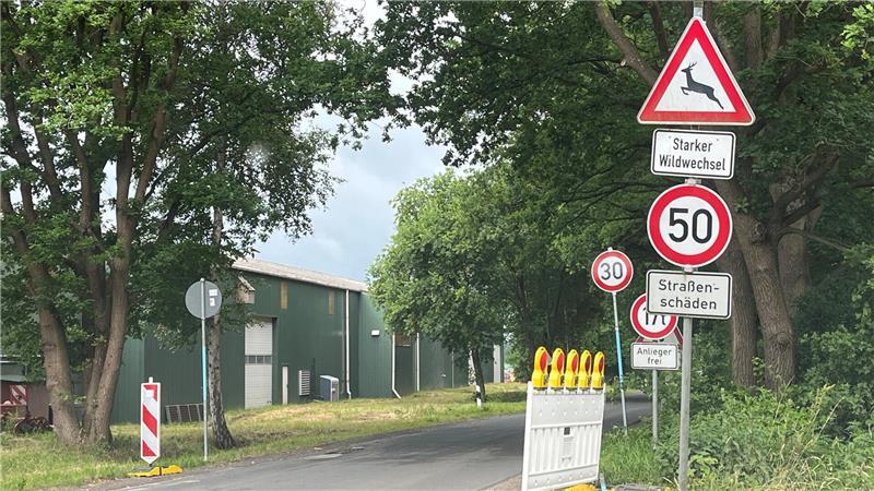 Schilderwald am Hagener Weg: Die Absperr- und Leitbarken stehen bereits am Wegesrand.