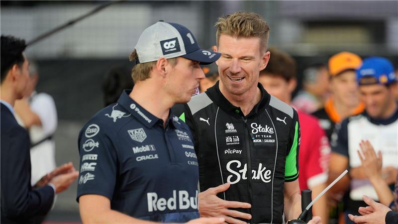 Schimpft über die neue Hitze-Regel der Formel 1: Max Verstappen (l). 