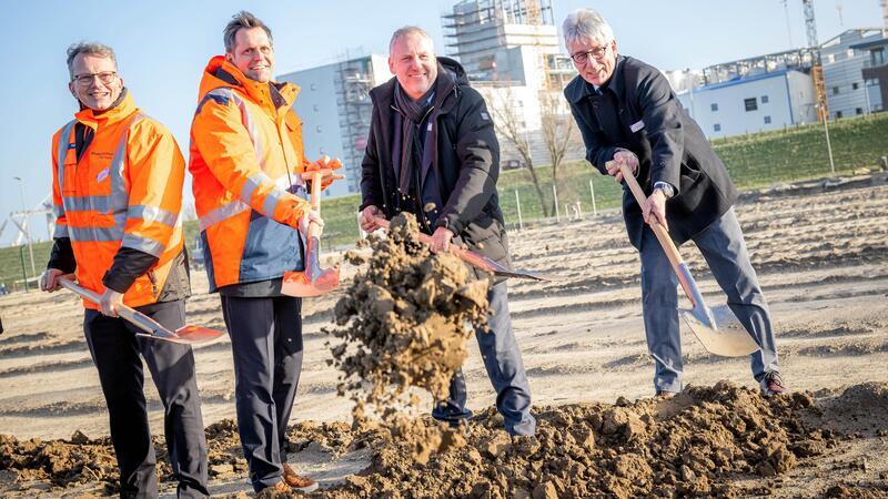 Schippten fürs Foto: Holger Banik (von links), Geschäftsführer Niedersachsen Ports, Minister Olaf Lies (SPD), Luc Graré (Lhyfe) und Bürgermeister Michael Kurz.