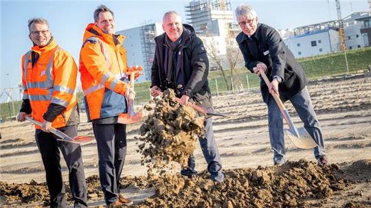 Schippten fürs Foto: Holger Banik (von links), Geschäftsführer Niedersachsen Ports, Minister Olaf Lies (SPD), Luc Graré (Lhyfe) und Bürgermeister Michael Kurz.