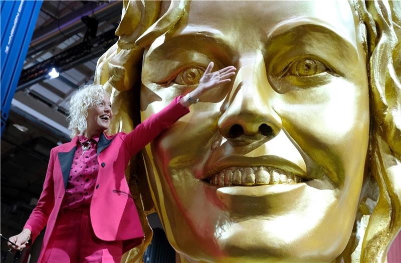 Schirmherrin Ellen von Unwerth vor einer goldenen Skulptur ihrer selbst. Foto: Zapf