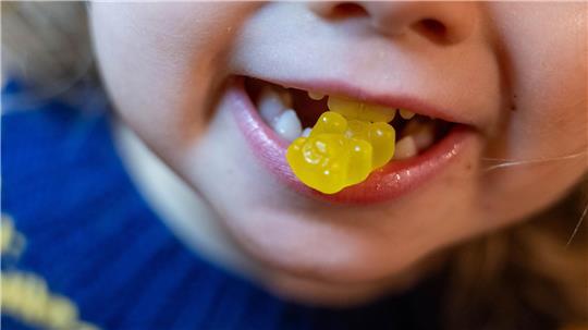Schlafgummis mit Melatonin können Nebenwirkungen haben und enthalten teils größere Mengen von dem Hormon als angegeben. 
