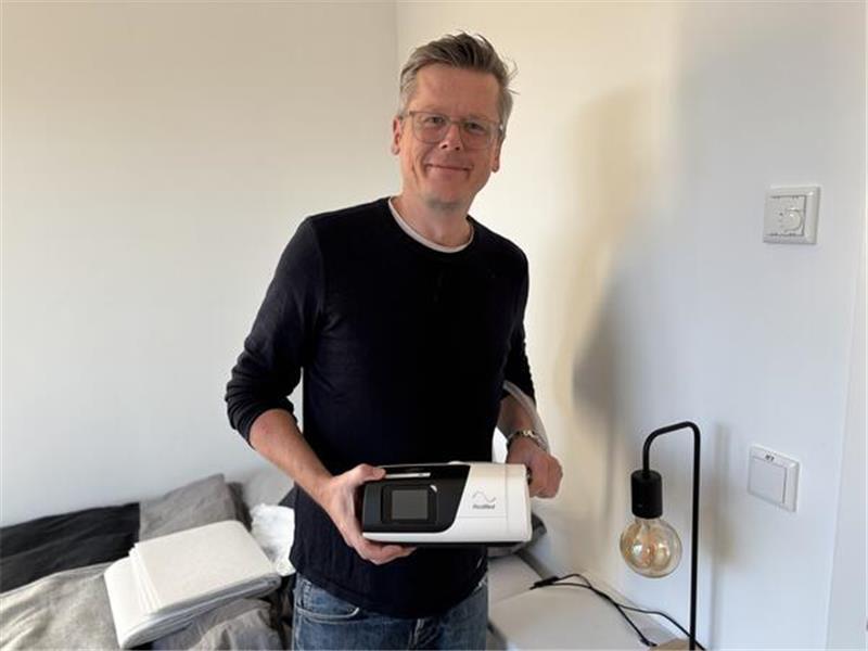 Volkskrankheit Schlafstörung: Wo Betroffene jetzt Hilfe in Stade finden Schlafmediziner Jörg Faber zeigt das Atemgerät, mit dem die Schlafmaske verbunden wird.