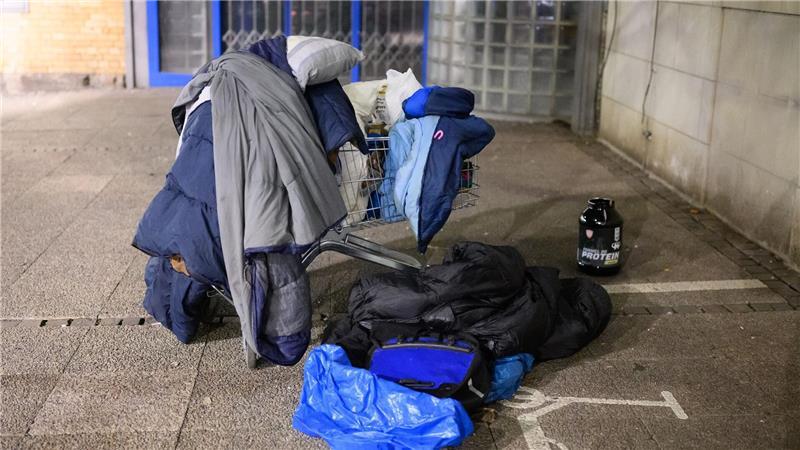 Eiseskälte und Lebensgefahr: Warum Kevin trotzdem draußen schläft Schlafsäcke, Decken und Kissen liegen in einem Einkaufswagen.
