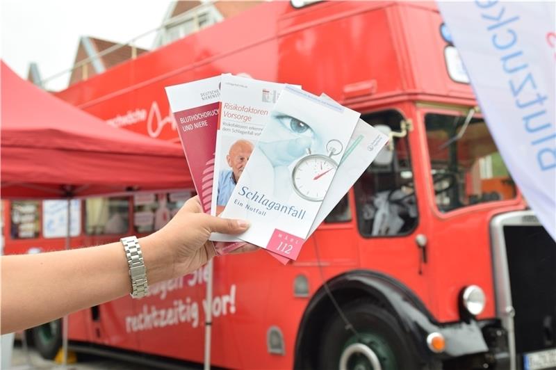 „Schlaganfall-Bus“ der Aufklärungsinitiative „Herzenssache Lebenszeit“ stand am Donnerstag auf dem Stader Pferdemarkt. Foto Strüning