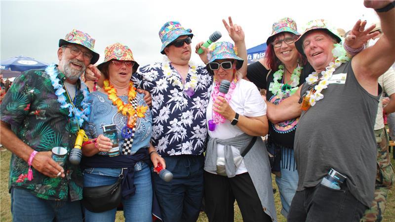 Das letzte Elbstrandfestival auf Krautsand: Mega-Party mit 3500 Fans Schlagerfans aus Glückstadt.