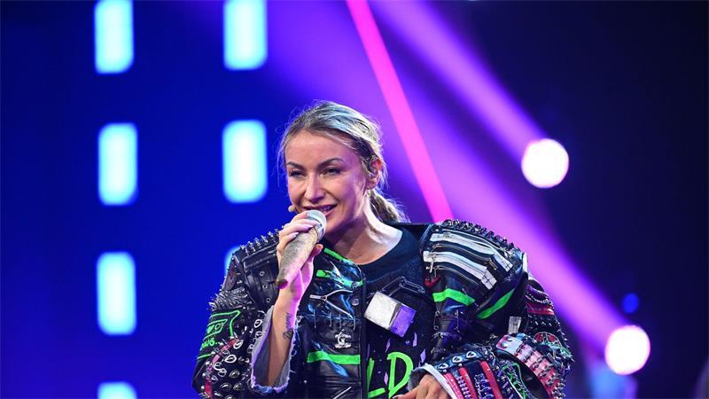 Als Stier zum Sieg: Vincent Gross gewinnt „Masked Singer“ Schlagersängerin Anna-Carina Woitschack belegte den zweiten Platz.