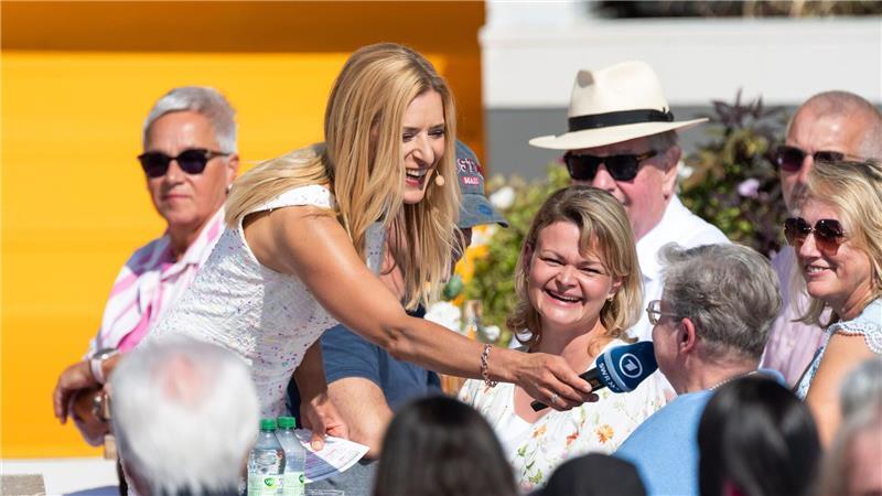 Mross nach Tod der Mutter: Ich danke euch von ganzem Herzen Schlagersängerin Stefanie Hertel moderierte vergangenen Sonntag die TV-Schlagersendung „Immer wieder sonntags“.