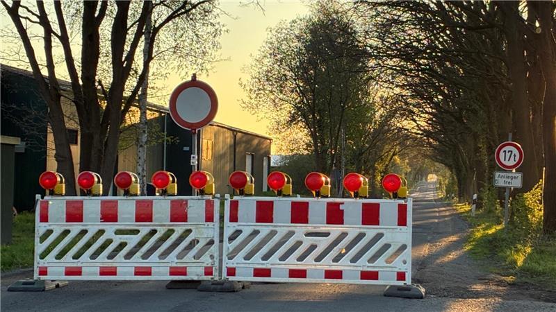 Schlagloch-Gefahr: Die Gemeinde Dollern hat den Hagener Weg vollgesperrt.