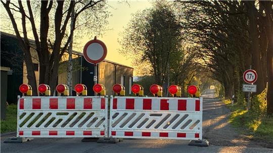 Schlagloch-Gefahr: Die Gemeinde Dollern hat den Hagener Weg vollgesperrt.