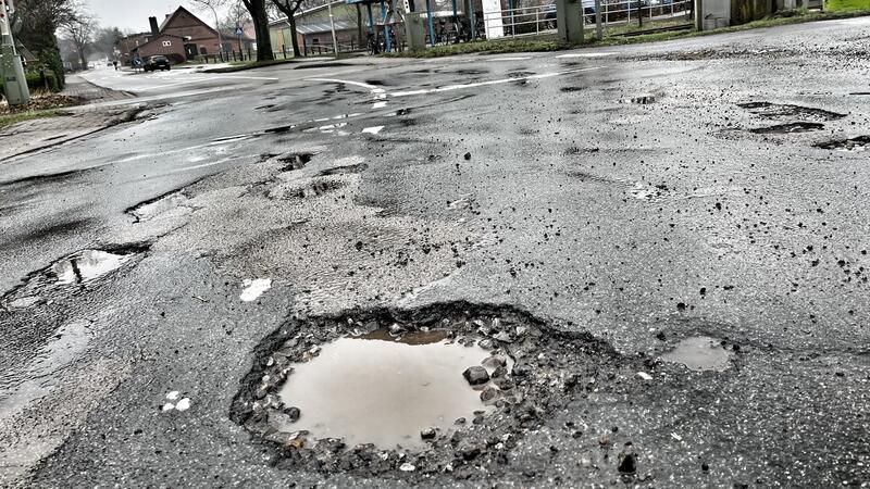Kreisstraßen immer maroder: Sanierung stockt, weil das Personal fehlt Schlagloch auf der Kreisstraße K64 kurz vor dem EVB-Bahnübergang in Bargstedt.