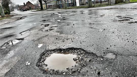 Schlagloch auf der Kreisstraße K64 kurz vor dem EVB-Bahnübergang in Bargstedt.