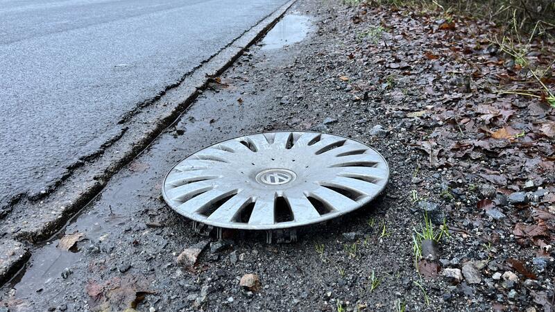 Posse: Schildchen-wechsel-dich-Spiel am Hagener Weg in Dollern geht weiter Schlaglochpiste: Immer wieder verlieren Pkw ihre Radkappen.