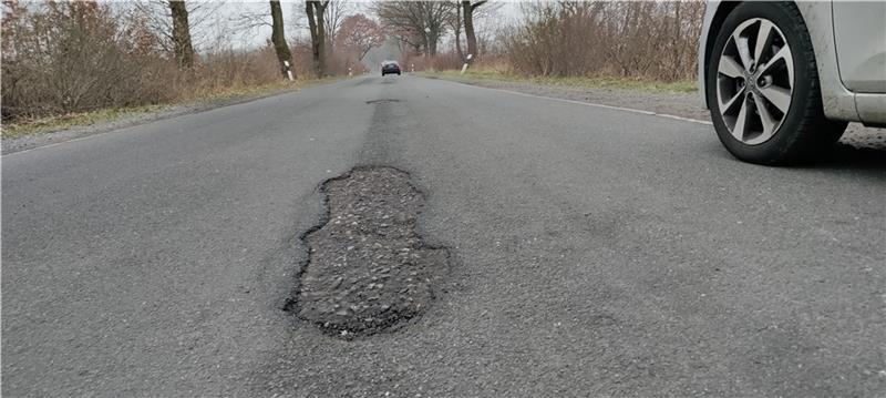 B73-Umleitungsstrecke: Schlaglöcher werden nur notdürftig geflickt Schlaglöcher entstehen immer wieder am Hagener Weg. Foto: Lohmann