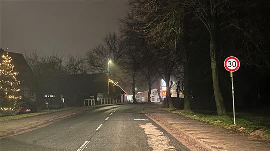 Schlaglöcher im Schein der Weihnachtsbeleuchtung: Der Auedamm im Flecken Horneburg soll saniert werden.