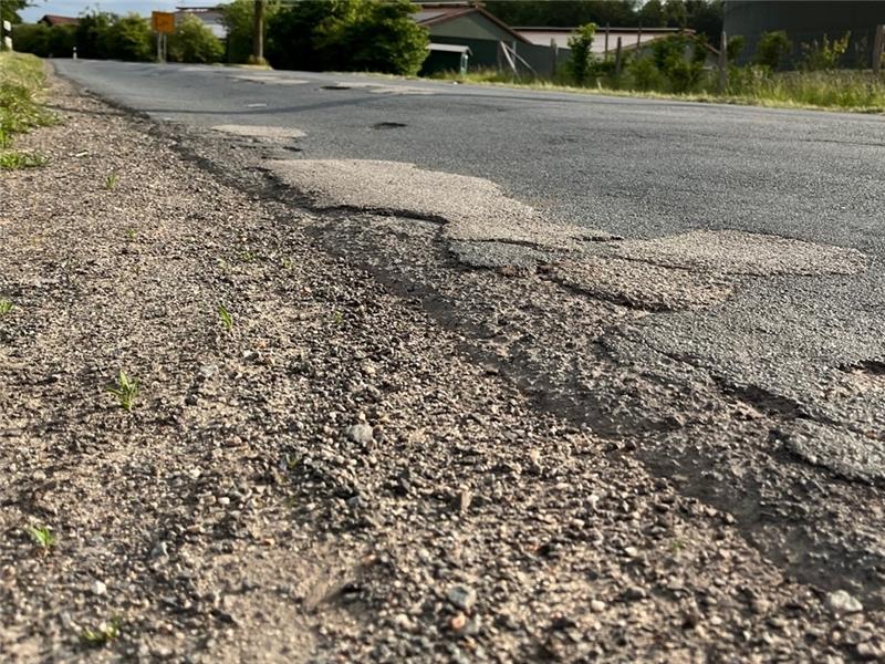 Schlaglöcher und Reparaturversuche, die oft nur kurze Zeit helfen. Dieses Bild ist auf der K 64 in Kakerbeck entstanden. Fotos: Wisser